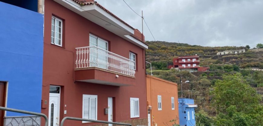 ¡Espectacular casa con vistas al mar en Icod de los Vinos, Tenerife: ¡Inversión perfecta!