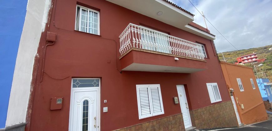 ¡Espectacular casa con vistas al mar en Icod de los Vinos, Tenerife: ¡Inversión perfecta!