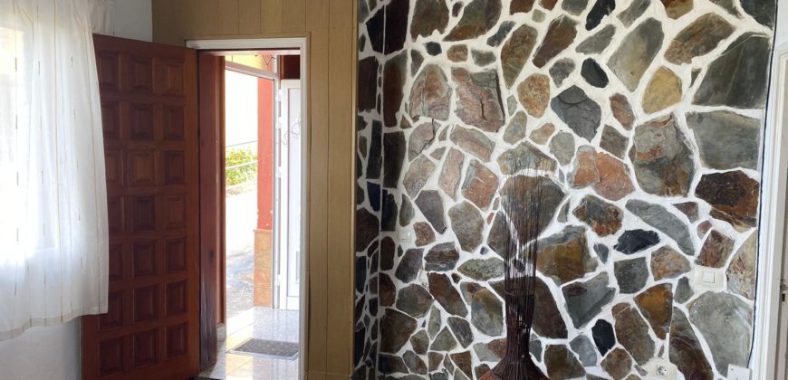 ¡Espectacular casa con vistas al mar en Icod de los Vinos, Tenerife: ¡Inversión perfecta!