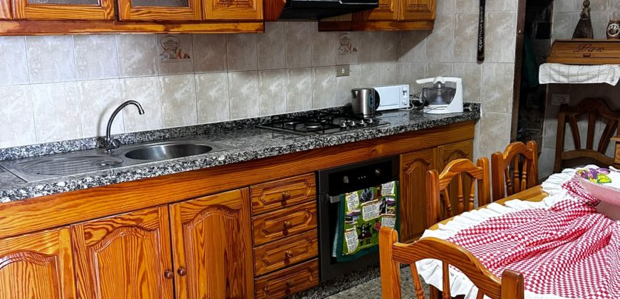 ¡Espectacular casa con vistas al mar en Icod de los Vinos, Tenerife: ¡Inversión perfecta!