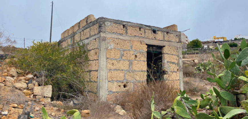 Excelente parcela rústica de 26.767m2 con 2 tanques de agua y cuarto de apero