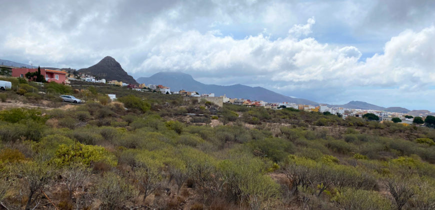 Increíble parcela con dos construcciones para reformar con vistas a las montañas y al mar.