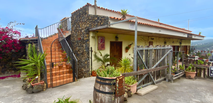 A house with a garden and a restaurant with panoramic views of the ocean and the city.