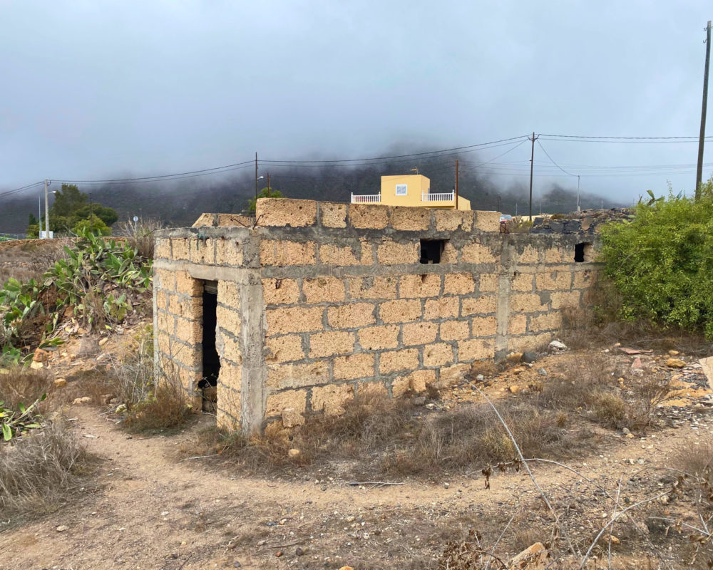 Excelente parcela rústica de 26.767m2 con 2 tanques de agua y cuarto de apero