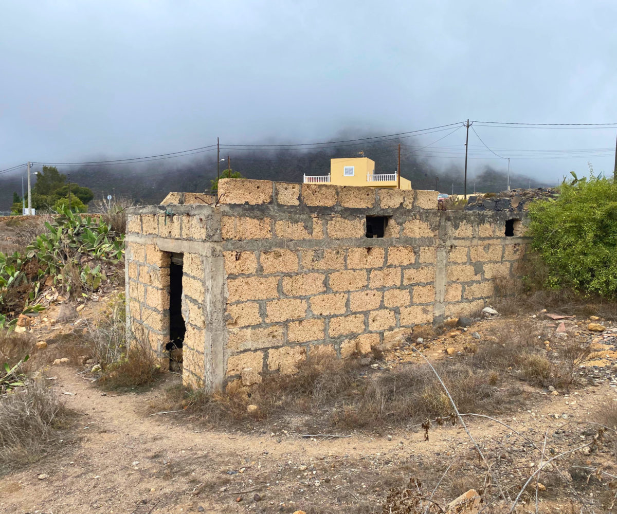 Excelente parcela rústica de 26.767m2 con 2 tanques de agua y cuarto de apero