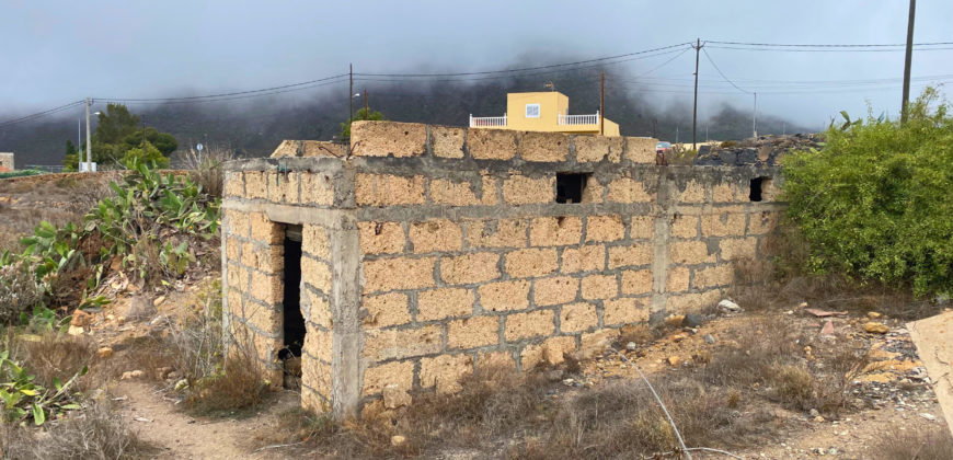 Excelente parcela rústica de 26.767m2 con 2 tanques de agua y cuarto de apero