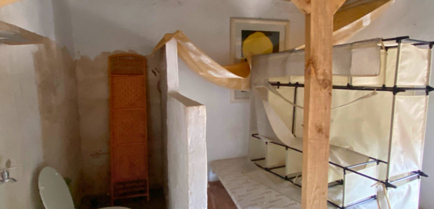 Increíble parcela con dos construcciones para reformar con vistas a las montañas y al mar.