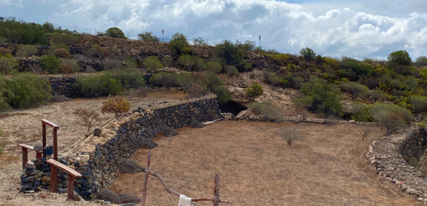 Dom z dużą działką rustykalną o powierzchni 150 000 m²