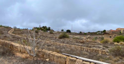 Excelente parcela rústica de 26.767m2 con 2 tanques de agua y cuarto de apero