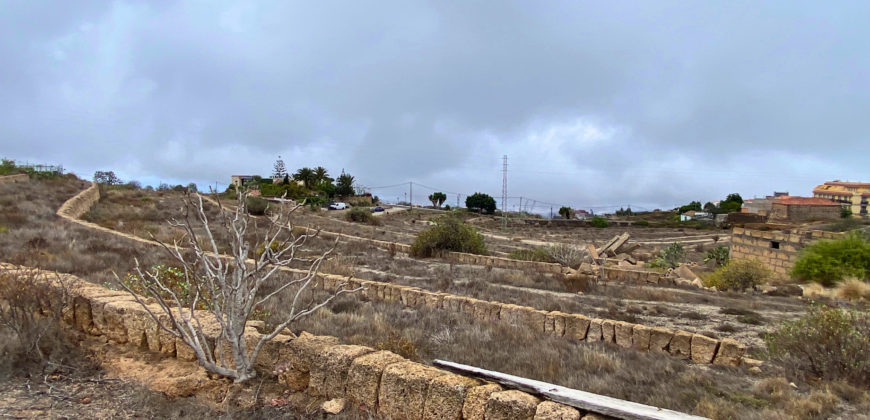 Excelente parcela rústica de 26.767m2 con 2 tanques de agua y cuarto de apero