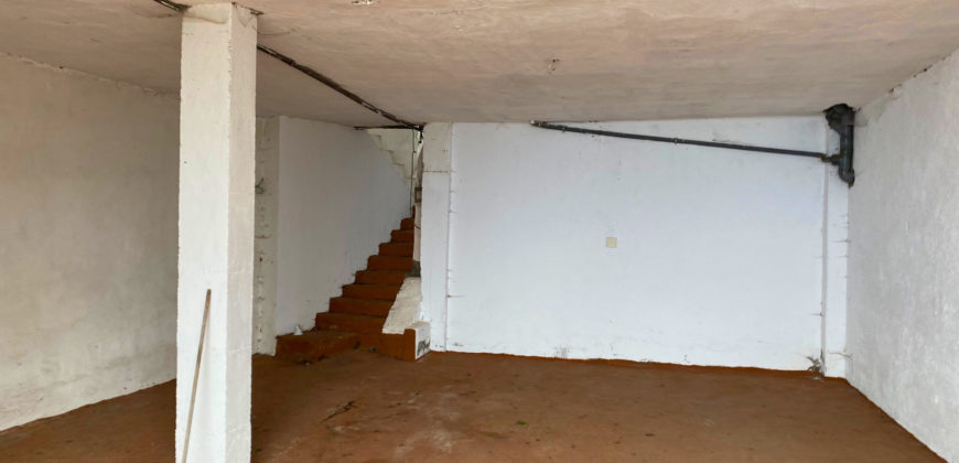 A house with a garden and a restaurant with panoramic views of the ocean and the city.