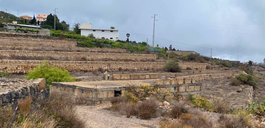 Excelente parcela rústica de 26.767m2 con 2 tanques de agua y cuarto de apero