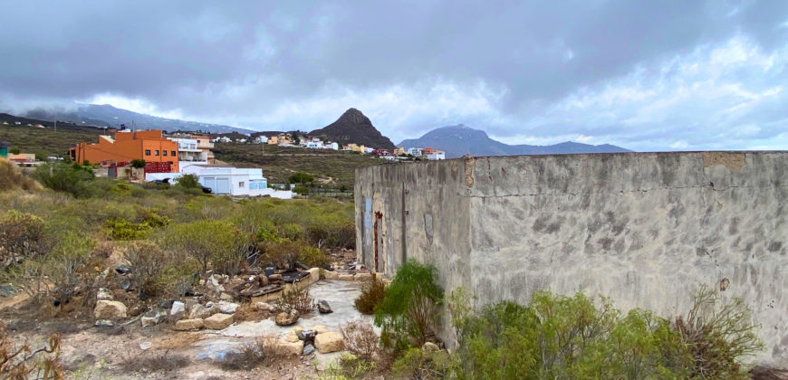 Increíble parcela con dos construcciones para reformar con vistas a las montañas y al mar.