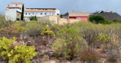 Increíble parcela con dos construcciones para reformar con vistas a las montañas y al mar.