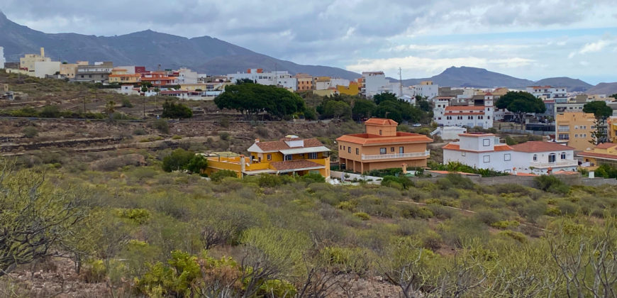 Increíble parcela con dos construcciones para reformar con vistas a las montañas y al mar.