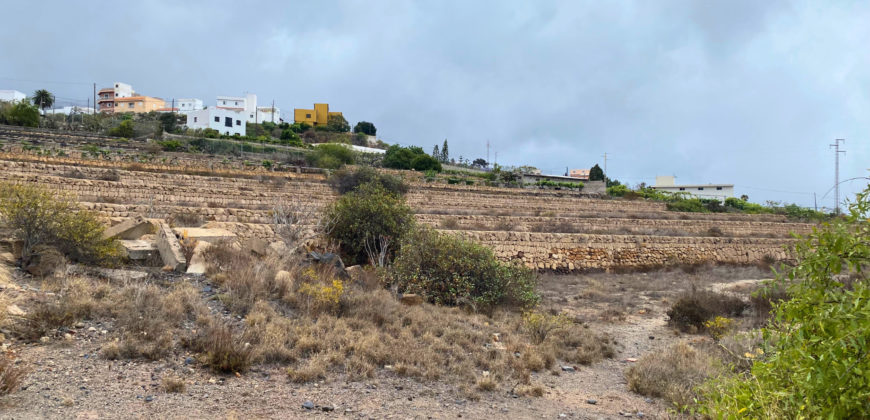 Excelente parcela rústica de 26.767m2 con 2 tanques de agua y cuarto de apero