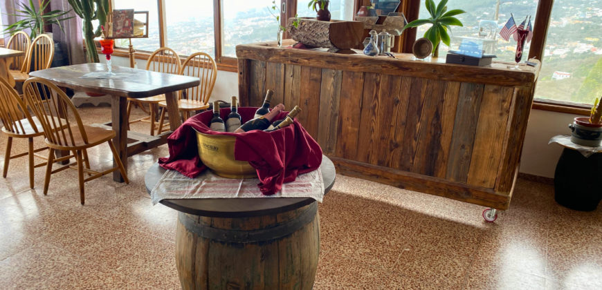 A house with a garden and a restaurant with panoramic views of the ocean and the city.