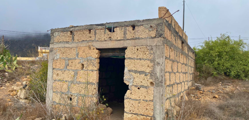 Excelente parcela rústica de 26.767m2 con 2 tanques de agua y cuarto de apero