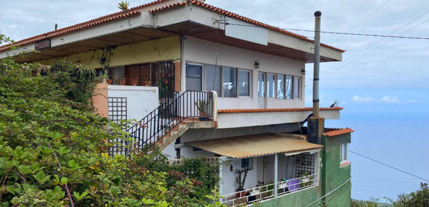 A house with a garden and a restaurant with panoramic views of the ocean and the city.