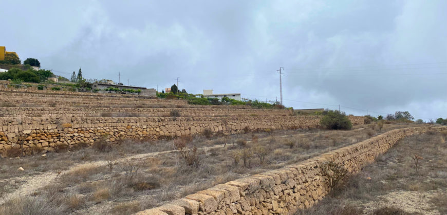 Excelente parcela rústica de 26.767m2 con 2 tanques de agua y cuarto de apero