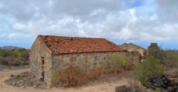 Increíble parcela con dos construcciones para reformar con vistas a las montañas y al mar.
