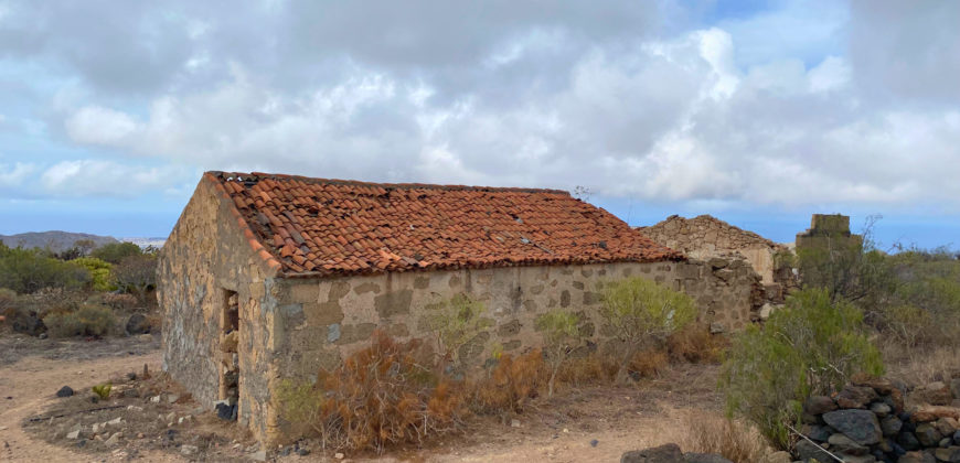 Increíble parcela con dos construcciones para reformar con vistas a las montañas y al mar.