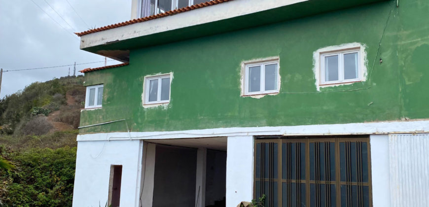 A house with a garden and a restaurant with panoramic views of the ocean and the city.