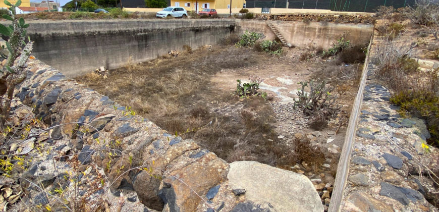Excelente parcela rústica de 26.767m2 con 2 tanques de agua y cuarto de apero