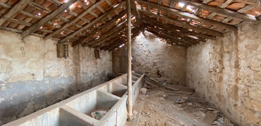 Increíble parcela con dos construcciones para reformar con vistas a las montañas y al mar.