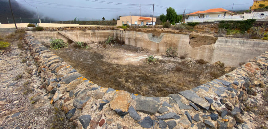 Excelente parcela rústica de 26.767m2 con 2 tanques de agua y cuarto de apero