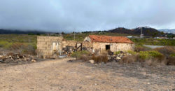 Increíble parcela con dos construcciones para reformar con vistas a las montañas y al mar.