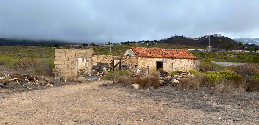 Increíble parcela con dos construcciones para reformar con vistas a las montañas y al mar.