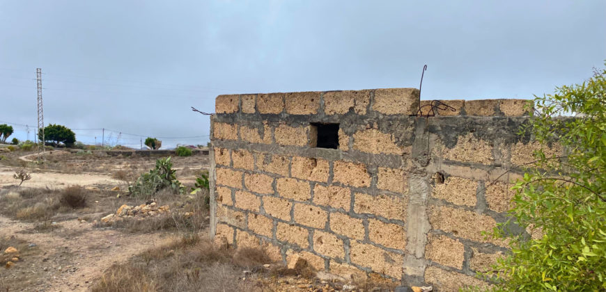 Excelente parcela rústica de 26.767m2 con 2 tanques de agua y cuarto de apero