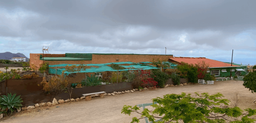 Dom z dużą działką rustykalną o powierzchni 150 000 m²