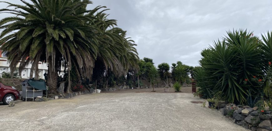 A house with a garden and a restaurant with panoramic views of the ocean and the city.