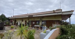 A house with a garden and a restaurant with panoramic views of the ocean and the city.