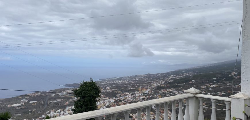 A house with a garden and a restaurant with panoramic views of the ocean and the city.