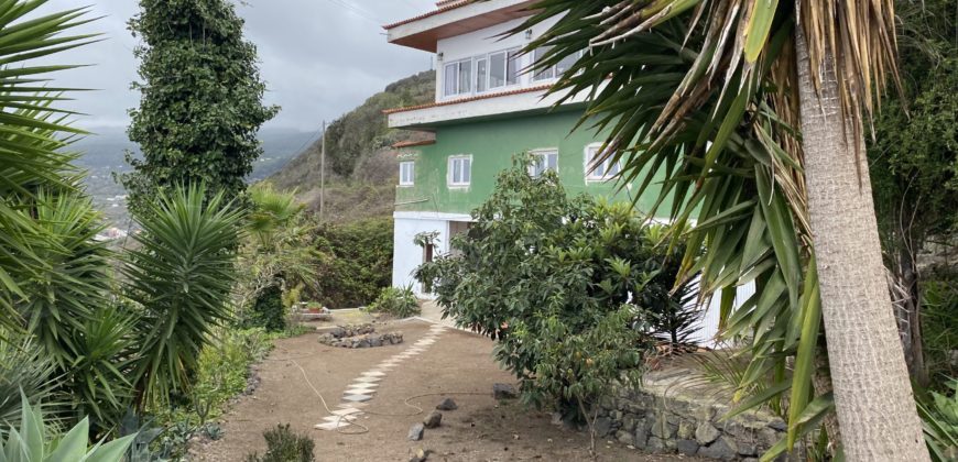 A house with a garden and a restaurant with panoramic views of the ocean and the city.