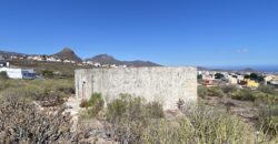 Increíble parcela con dos construcciones para reformar con vistas a las montañas y al mar.