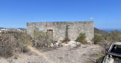 Increíble parcela con dos construcciones para reformar con vistas a las montañas y al mar.