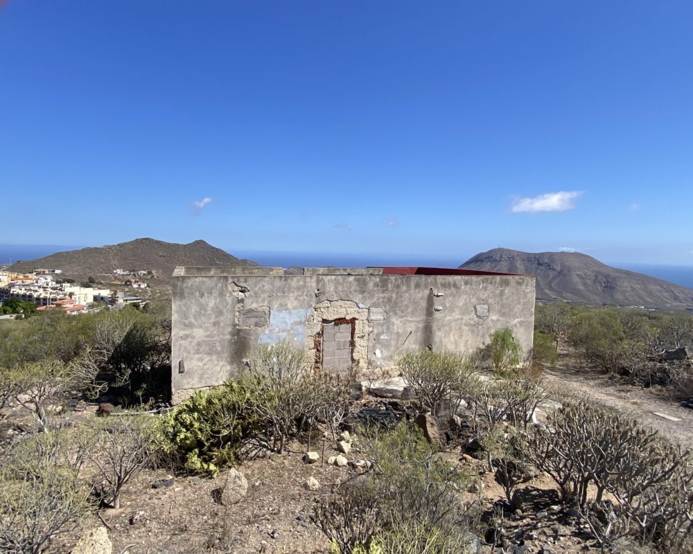 Increíble parcela con dos construcciones para reformar con vistas a las montañas y al mar.