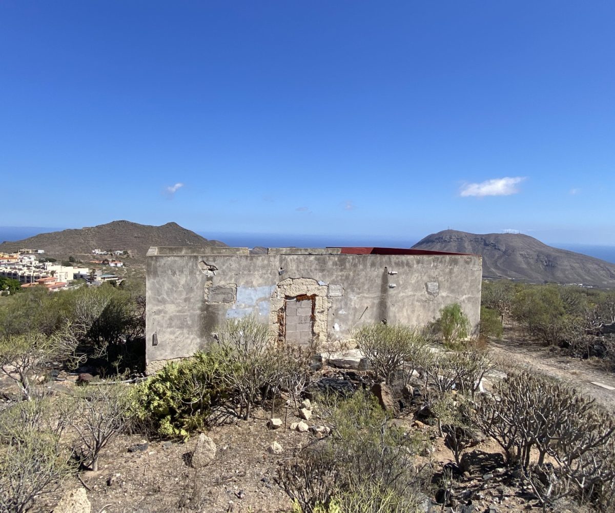 Increíble parcela con dos construcciones para reformar con vistas a las montañas y al mar.