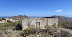 Increíble parcela con dos construcciones para reformar con vistas a las montañas y al mar.