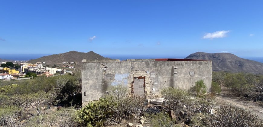Increíble parcela con dos construcciones para reformar con vistas a las montañas y al mar.