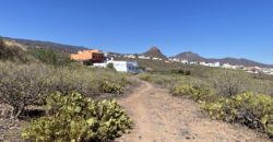 Increíble parcela con dos construcciones para reformar con vistas a las montañas y al mar.