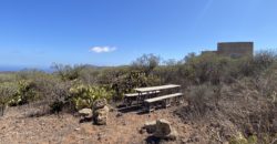 Increíble parcela con dos construcciones para reformar con vistas a las montañas y al mar.