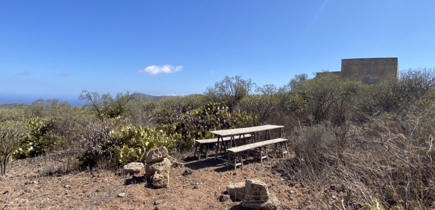 Increíble parcela con dos construcciones para reformar con vistas a las montañas y al mar.