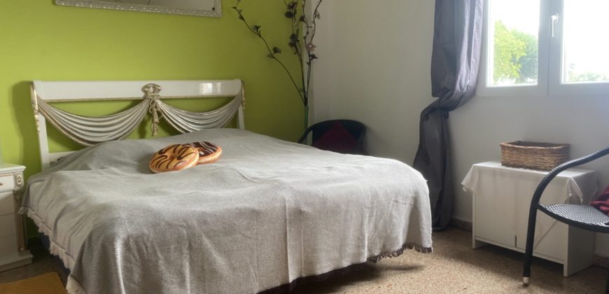 A house with a garden and a restaurant with panoramic views of the ocean and the city.