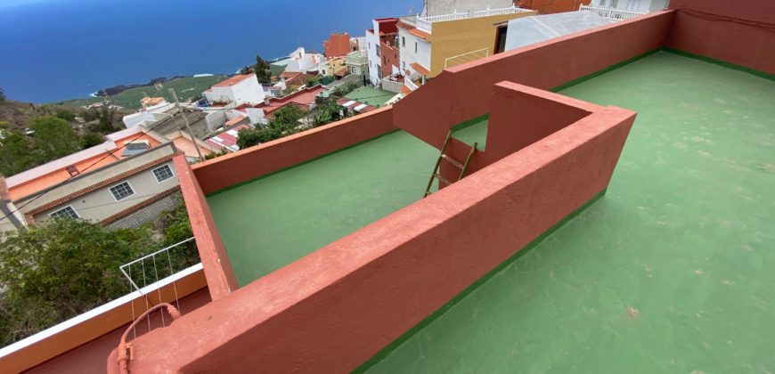 ¡Espectacular casa con vistas al mar en Icod de los Vinos, Tenerife: ¡Inversión perfecta!