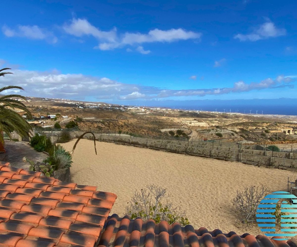 «Propiedad rústica con cuevas naturales y un depósito de agua.